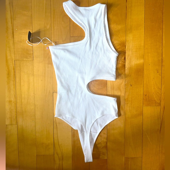 NWT Abercrombie white bodysuit - Picture 2 of 4